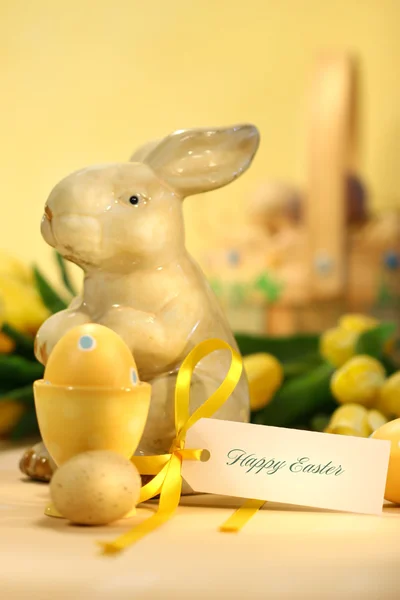 Ovos de Páscoa com coelho — Fotografia de Stock