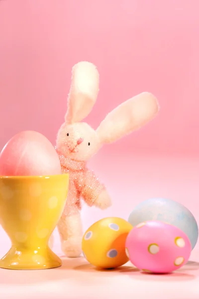 着色された卵と小さなウサギ — ストック写真