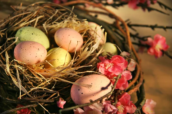 Ovos de páscoa rosa e amarela — Fotografia de Stock