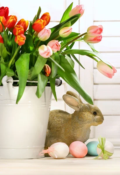 Pote de tulipas com coelho — Fotografia de Stock