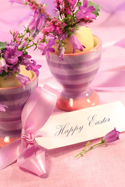 Flores roxas em copos de ovos — Fotografia de Stock