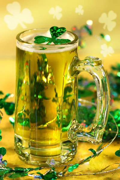 Día de San Patricio cerveza verde —  Fotos de Stock