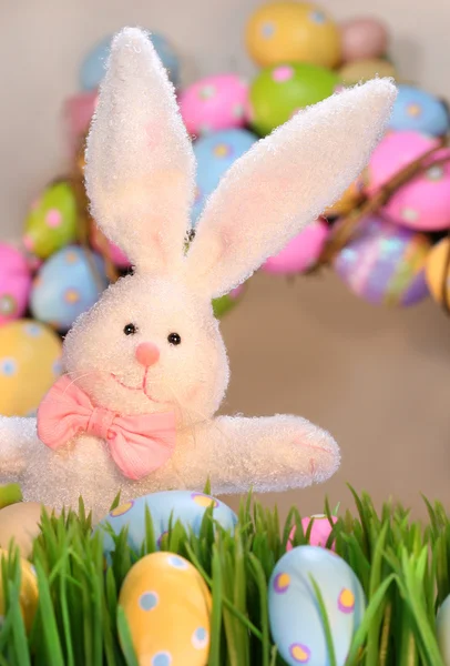 Белый кролик с цветными яйцами — стоковое фото