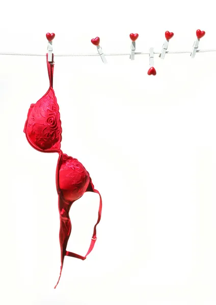 Červená brassierre visící na prádelní šňůru — Stock fotografie
