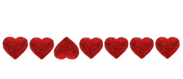 Κόκκινες καρδιές διακοσμημένες με χάντρες που απομονώνεται ενάντια στο λευκό — Φωτογραφία Αρχείου