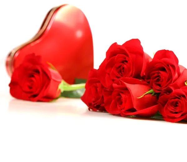 Rode rozen met boxof chocolade op wit — Stockfoto