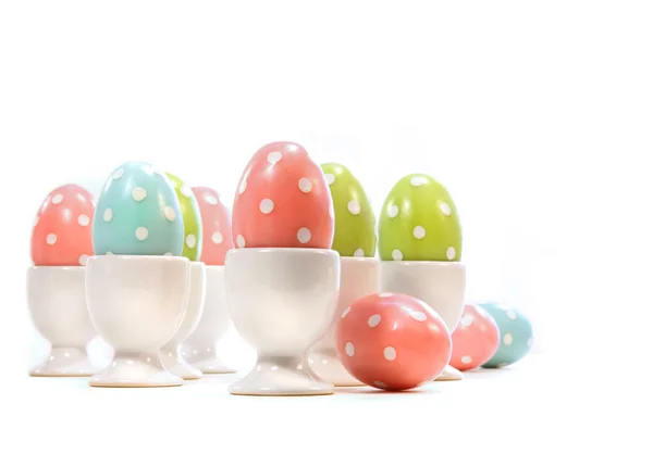 Huevos de Pascua de lunares en tazas en blanco —  Fotos de Stock