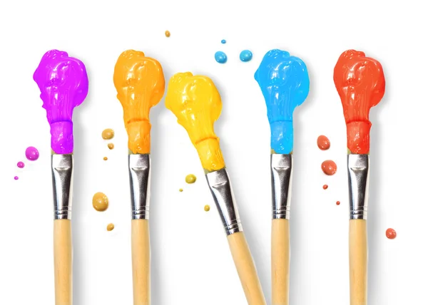 Escovas de cerdas cheias de tintas coloridas diferentes — Fotografia de Stock