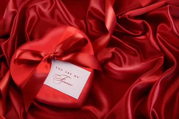 Pudełko czekolady z czerwoną wstążką — Zdjęcie stockowe