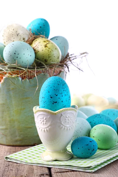 Osterszene mit türkis gesprenkelten Eiern im Becher — Stockfoto