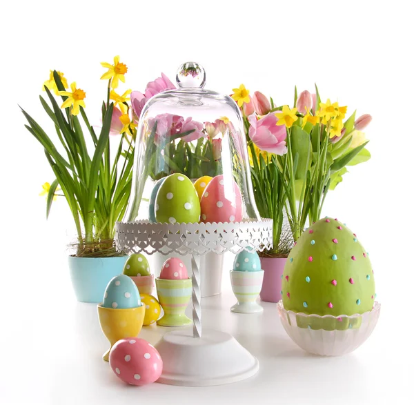 Easter eggs on cake stand with spring flowers — Stock Photo, Image