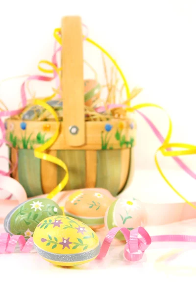 Cesta de Pascua y huevos Fotos de stock