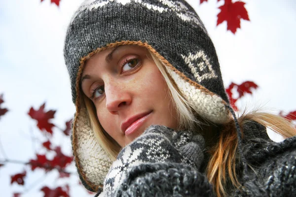Jonge vrouw met hoed van de winter — Stockfoto