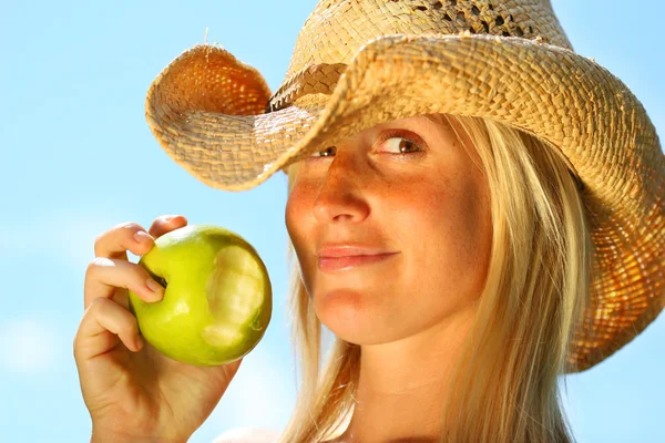 Υγιής νεαρή γυναίκα τρώει ένα μήλο — Φωτογραφία Αρχείου