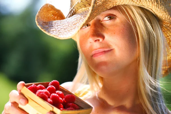 Женщина показывает корзину ягод — стоковое фото