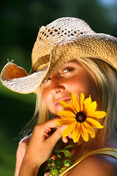 Jonge vrouw bedrijf daisy — Stockfoto