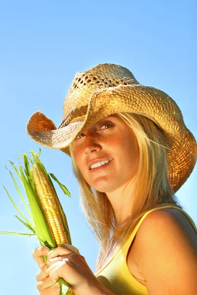 Bardzo młoda kobieta gospodarstwa kukurydzy — Zdjęcie stockowe