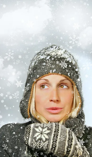 年轻女子与雪的背景 — 图库照片