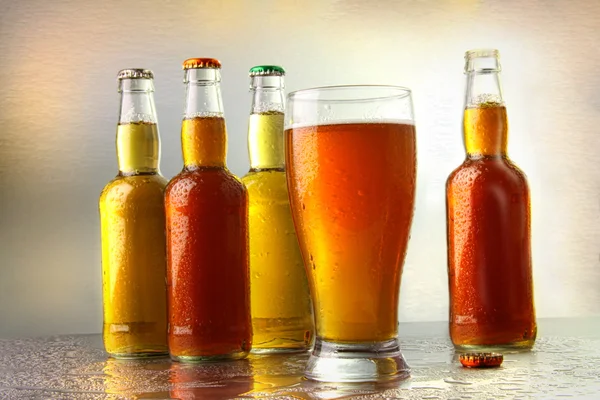 Glas bier met flessen — Stockfoto