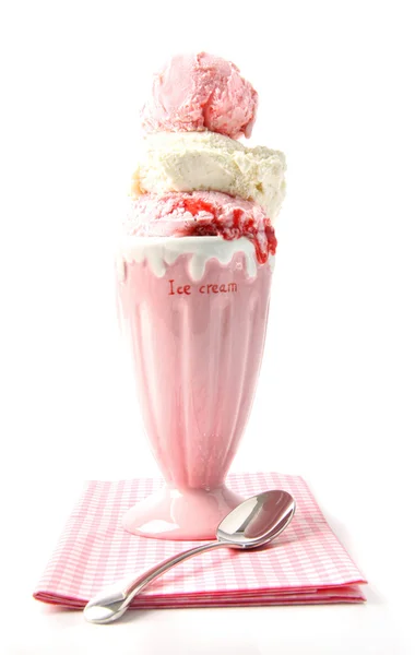Großer Erdbeer-Eisbecher auf Weiß — Stockfoto
