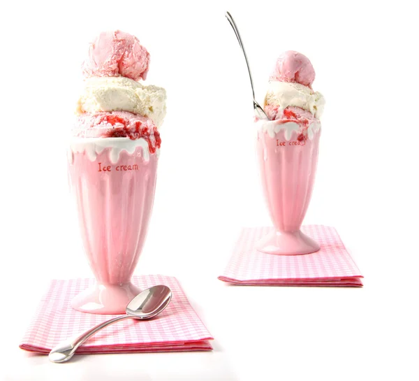 Große Erdbeer-Eisbecher auf weiß — Stockfoto