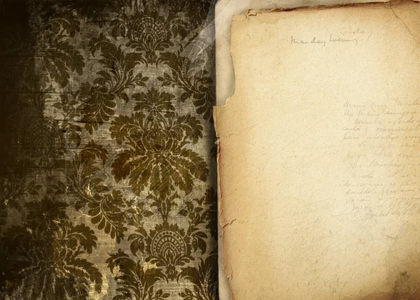 Винтажный цветочный фон со старыми бумагами — стоковое фото