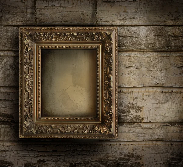 Oude frame tegen een peeling geschilderde muur — Stockfoto