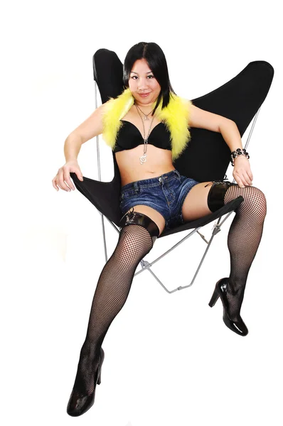 蝶の椅子に横たわっているアジアの女の子. — ストック写真