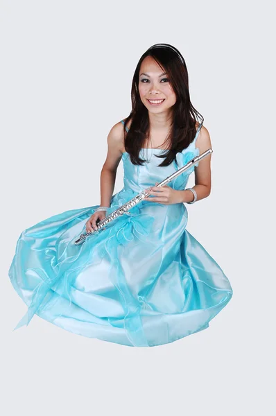 穿裙子与长笛演奏的中国女孩. — 图库照片