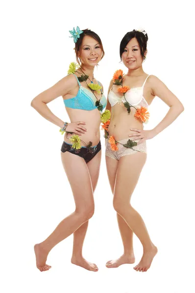 Twee chinese meisjes in lingerie. — Stockfoto