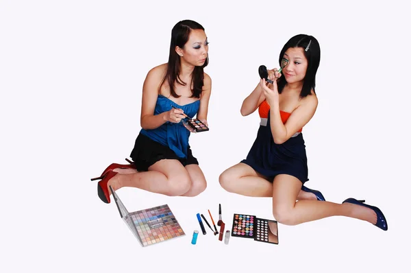 Two Chinese girls doing makeup. — Stock Photo, Image