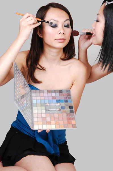 Dvě čínské dívky dělá make-up. — Stock fotografie