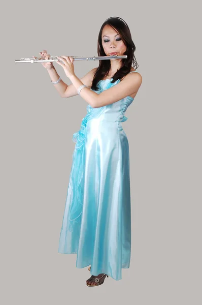 穿裙子与长笛演奏的中国女孩. — 图库照片