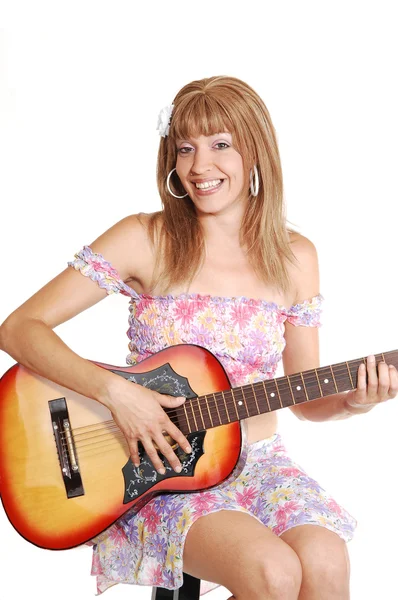 Brunelle dziewczyna z gitara. — Zdjęcie stockowe