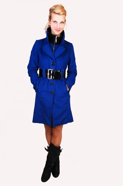 Bella signora in cappotto blu. — Foto Stock