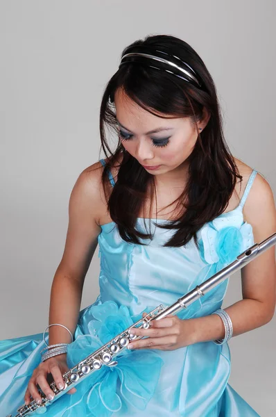 Chinesische Mädchen im Kleid mit Flöte. — Stockfoto