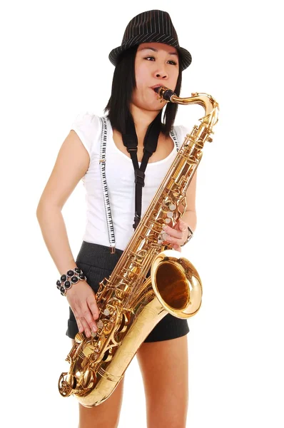Menina chinesa tocando o saxofone . — Fotografia de Stock
