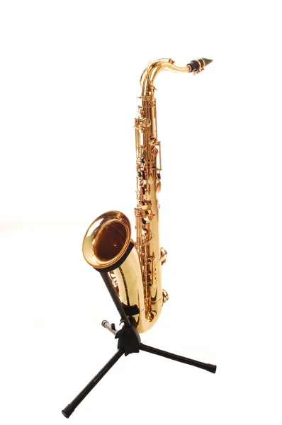 Um saxofone de latão na bancada . — Fotografia de Stock