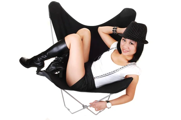 एशियाई लड़की एक तितली कुर्सी में पड़े . — स्टॉक फ़ोटो, इमेज