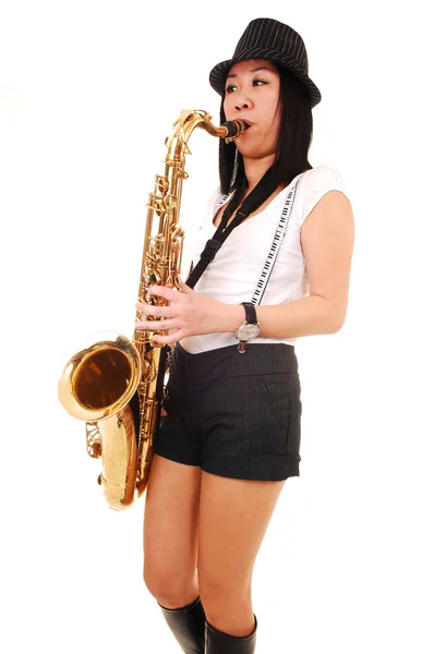 Китаянка играет на саксофоне . — стоковое фото