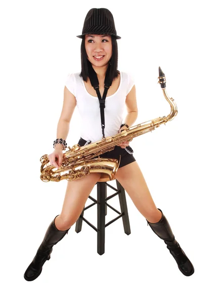 Chinesisches Mädchen spielt Saxophon. — Stockfoto