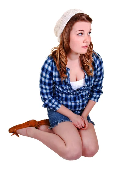 Девушка сидит на полу. — стоковое фото