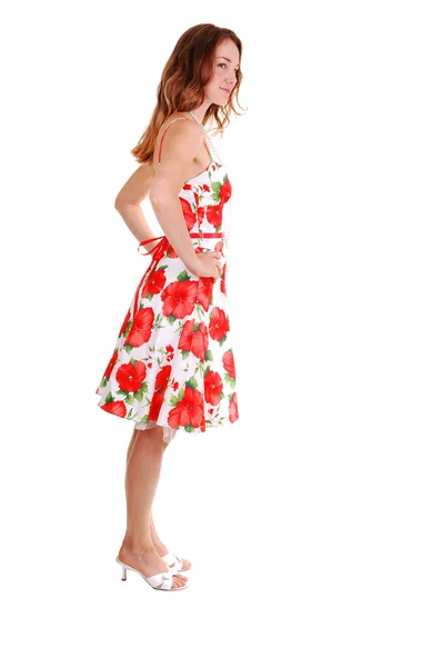 Mooi meisje in kleurrijke jurk. — Stockfoto