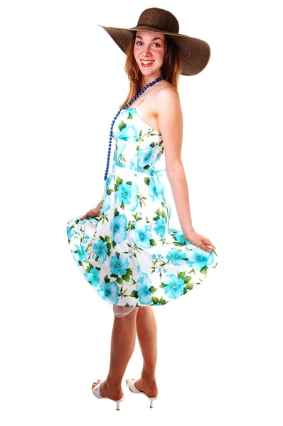 Mooi meisje in een witte en groene jurk. — Stockfoto