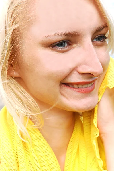 Hübsches Mädchen in gelber Bluse. — Stockfoto