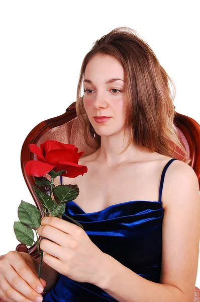 Schöne Frau mit roter Rose. — Stockfoto