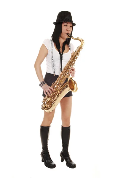Čínská dívka hrající na saxofon. — Stock fotografie