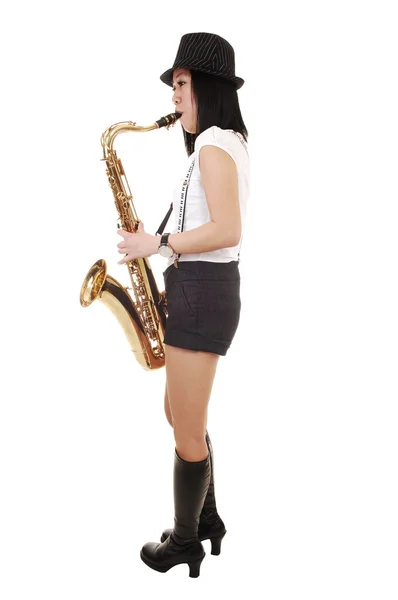 中国女孩吹奏萨克斯管. — 图库照片