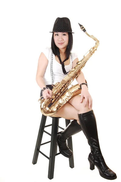 Chinesisches Mädchen spielt Saxophon. — Stockfoto