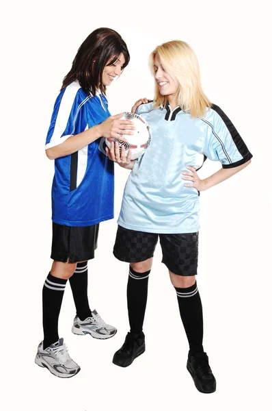 Dvě fotbalové dívky s míčem. — Stock fotografie
